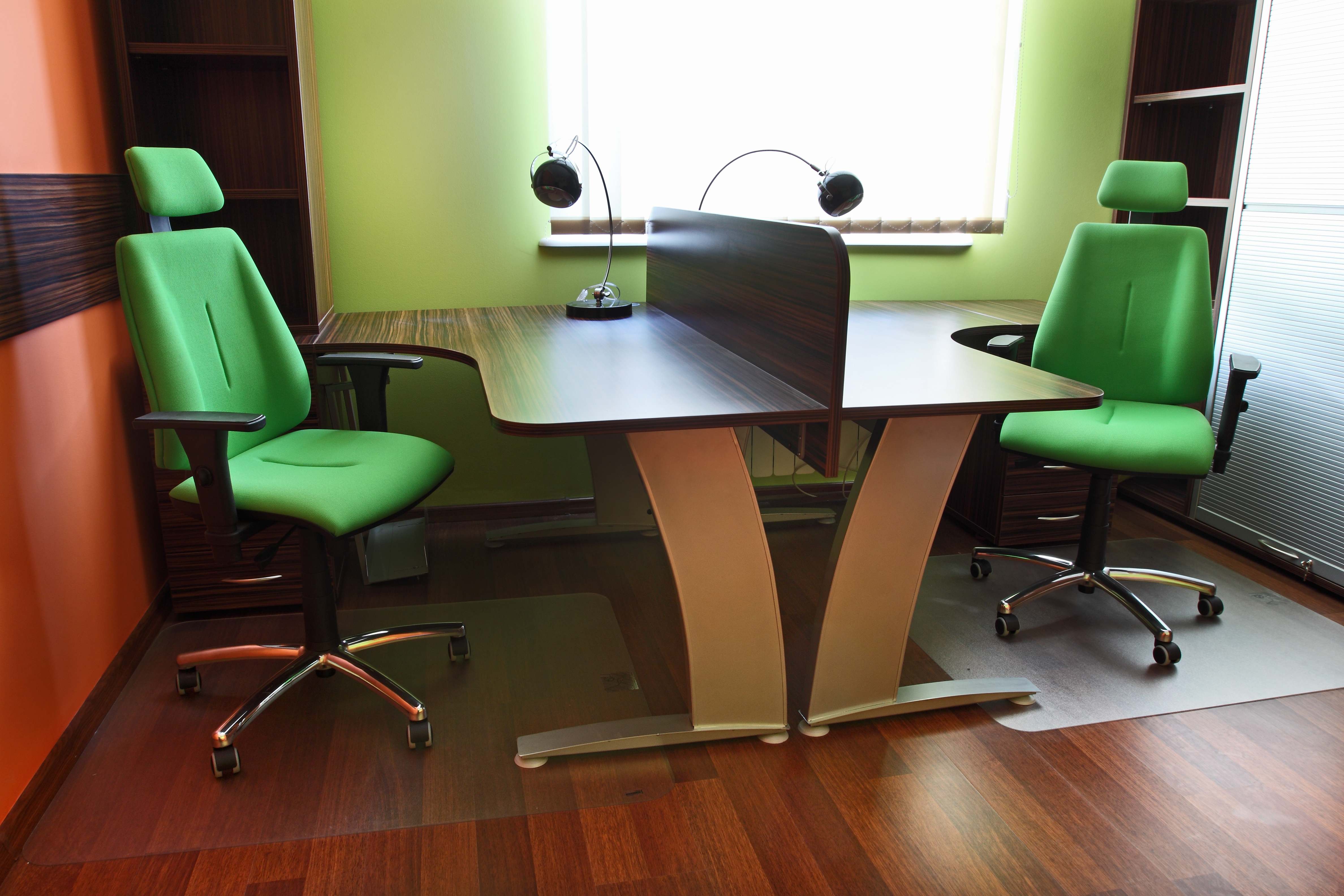 Krzesła do biura – jak wybrać odpowiedni model?